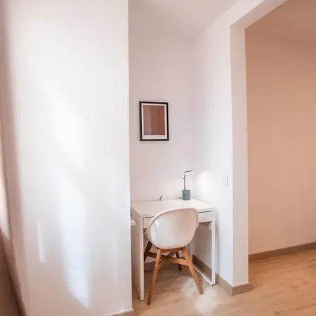 22crc1039 - Exquisite Near The Center Apartment