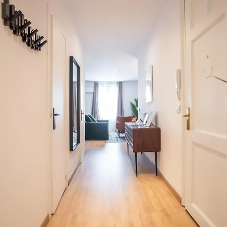 22crc1039 - Exquisite Near The Center Apartment *