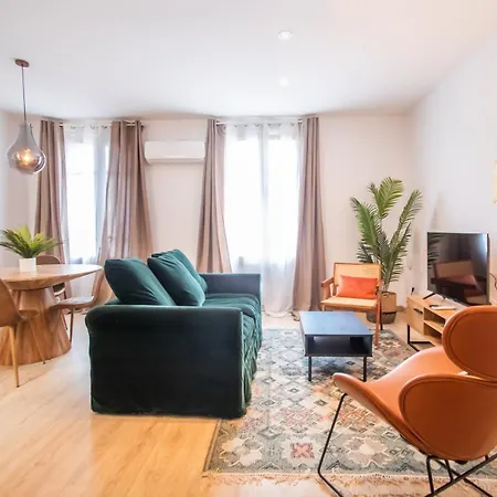 22crc1039 - Exquisite Near The Center Apartment *